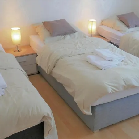 아파트 Gemuetliche Wohnung Mit 3 Boxspringbetten + Wlan