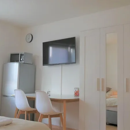 Gemuetliche Wohnung Mit 3 Boxspringbetten + Wlan 아파트 *